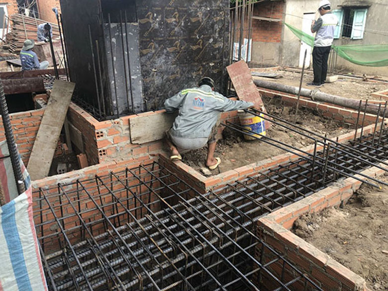 Thi công móng công trình có sàn ngang 8m