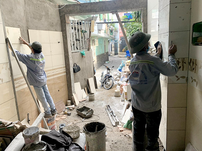 Công nhân ốp lát gạch tường nhà Cô Ánh Tại Tân An Long An