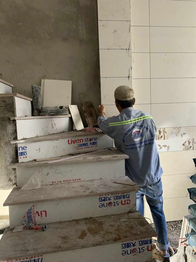 Công nhân ốp gạch cầu thang và tường nhà tại TP Tân An