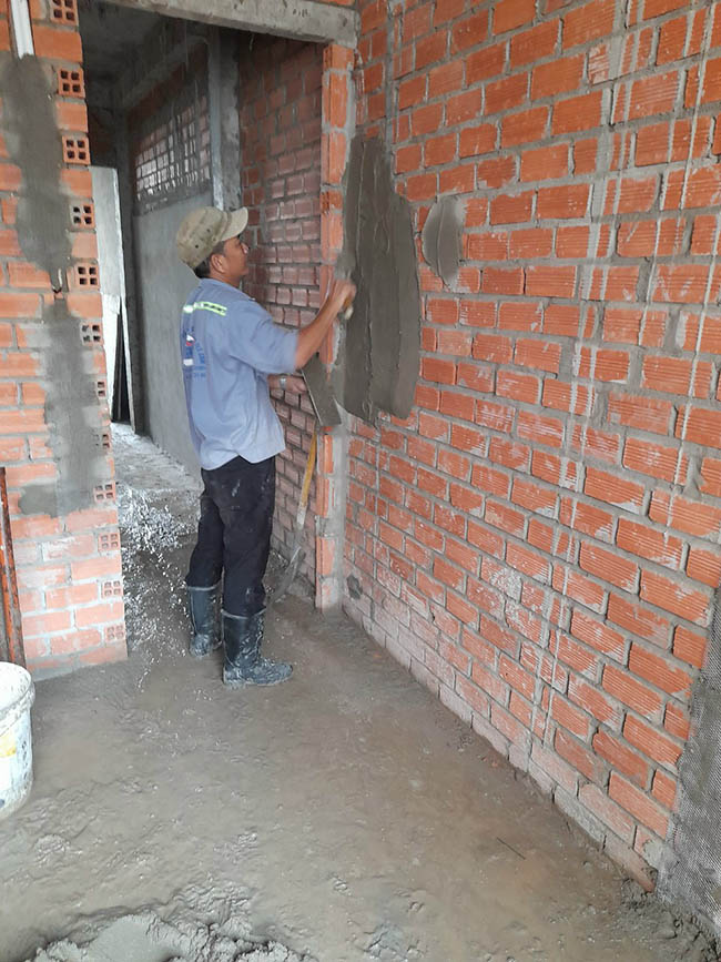 Công nhân tô chát tường nhà tại Đức Hòa Long An