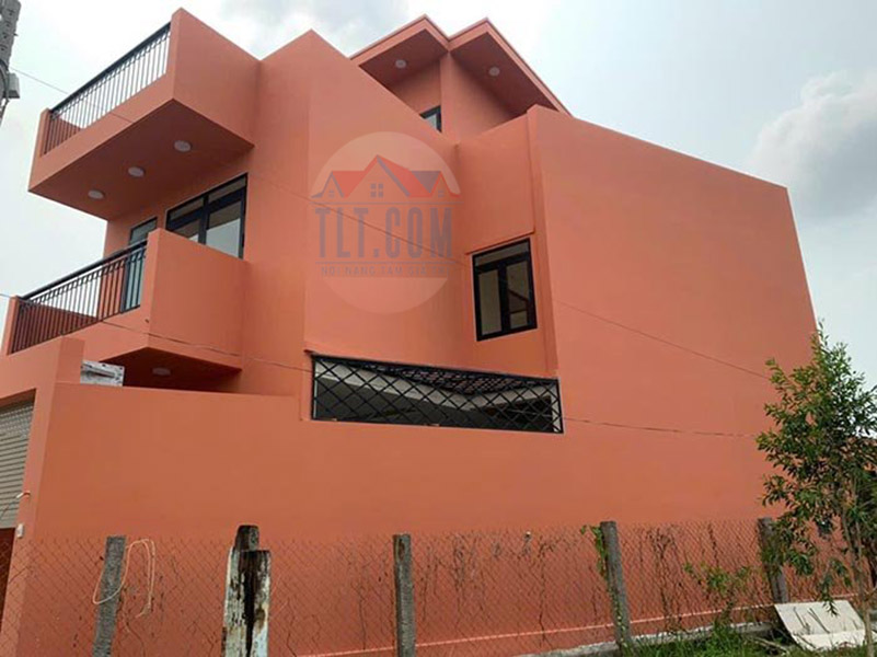 Mẫu nhà 3 tầng được xây dựng trên mảnh đất xéo với tông màu cam tại TPHCM