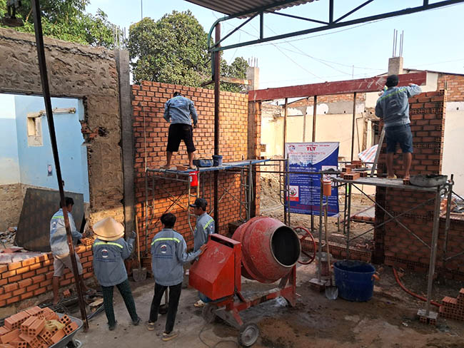 Công tác xây dựng tường ngăn phòng sau khi tháo dỡ 