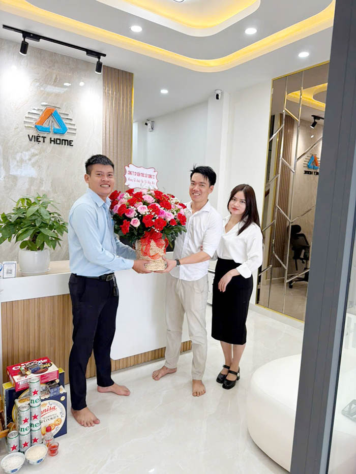 Bàn giao nhà với nụ cười trên môi của khách hàng là động lực của công ty xây dựng TLT cho những công trình tiếp theo 