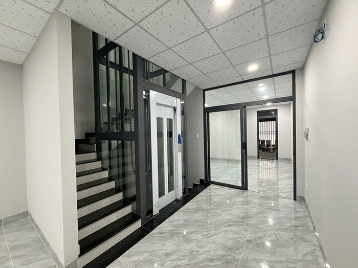 Khu vực tâng trệt bao gồm thang bộ và thang máy 