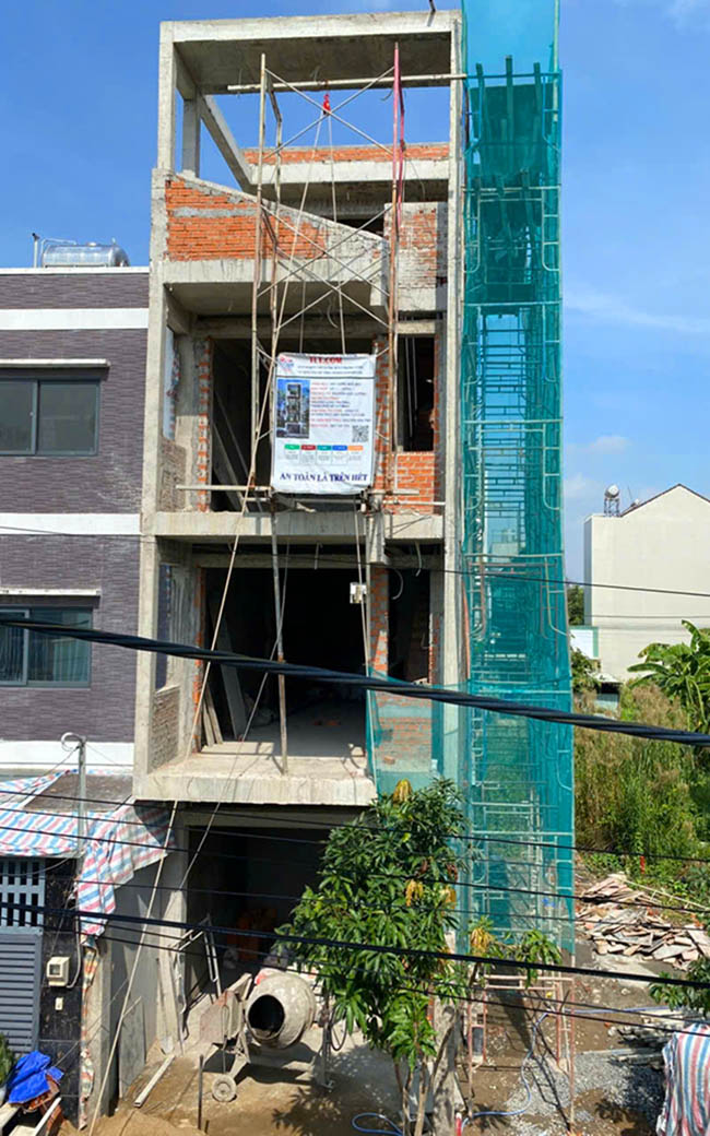 Nhà 1 trệt 2 lầu tum sân thượng 